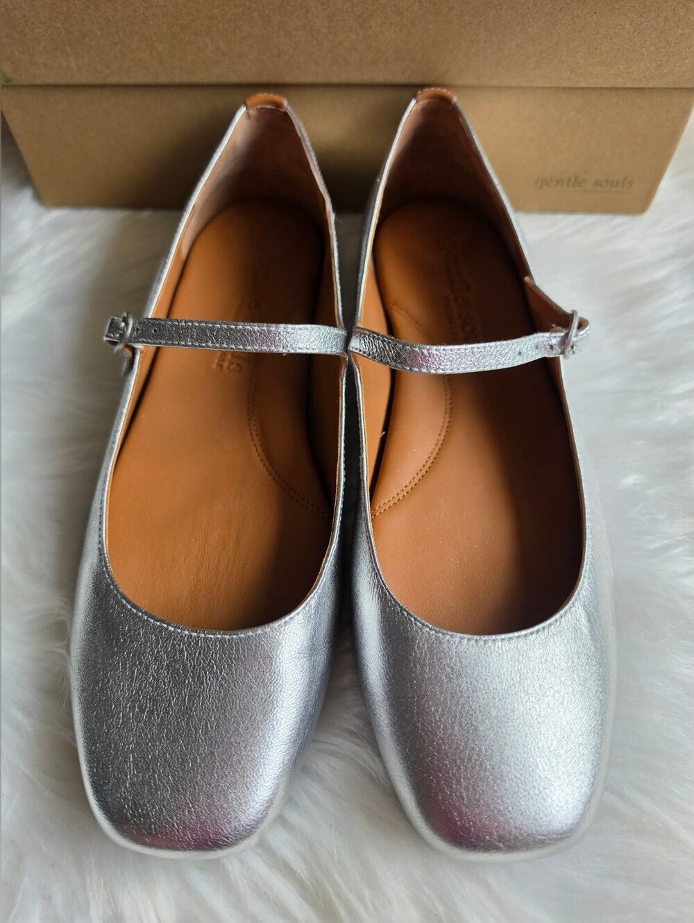 Gentle Souls by Kenneth Cole Wynona Women's Flat Shoes Silver Leather: 8.5M